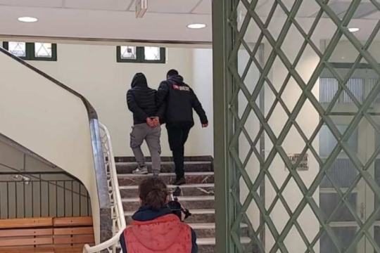 Ο 27χρονος που προκάλεσε αποβολή στη σύντροφό του κατά την προσαγωγή του στον εισαγγελέα
